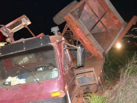 Homem de 36 anos morre ao tombar caminh&atilde;o na BR-267 