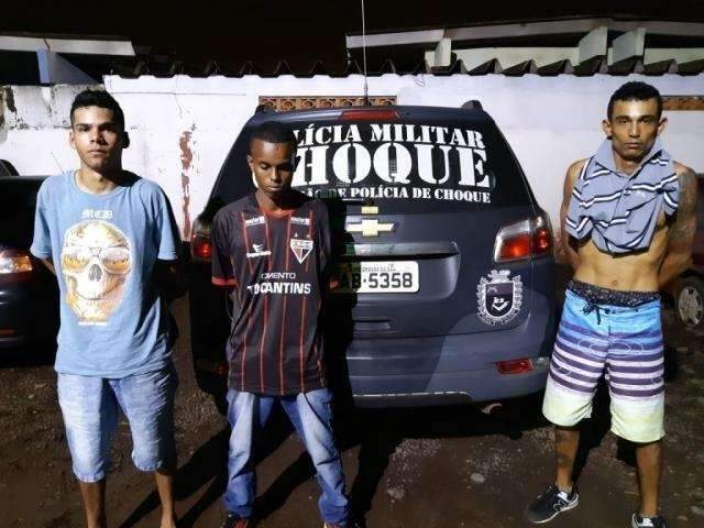 Na porta de penitenci&aacute;ria, preso abre algemas, foge e se esconde em casa