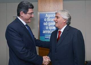 Com o ministro Joaquim Levy, Delcídio tratou da agenda de votação das medidas do ajuste fiscal do Governo (foto: divulgação)