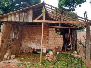 Casas foram destelhadas durante a chuva (Foto: Direto das Ruas)