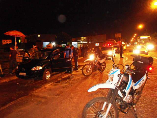  Opera&ccedil;&atilde;o apreende carros e fecha estabelecimentos comerciais