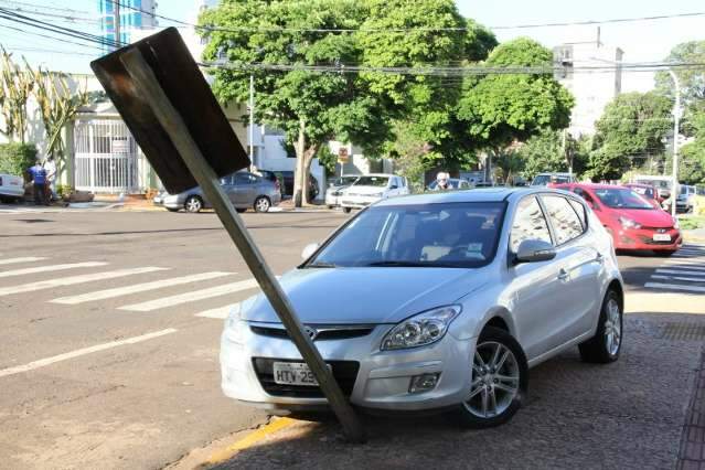 Pedestre bate em poste ao fugir de atropelamento no Centro