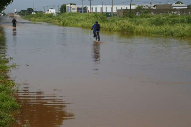 Tempestade chega &agrave; Capital com vento de 72 km/h e alagamentos