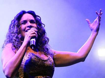 Em show para 20 mil, Daniela Mercury defende os direitos dos índios terena 