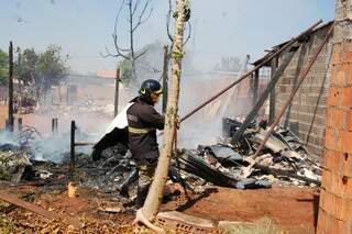 Incêndio destruiu barraco de madeira, de dois cômodos. (Foto: Simão Nogueira)