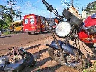 Banco da motocicleta escapou da moto em razão da colisão (Foto: Henrique Kawaminami) 