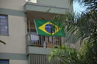 Torcedor já expõe sua bandeira e o patriotismo com bandeira em condomínio (Foto: Simão Nogueira)