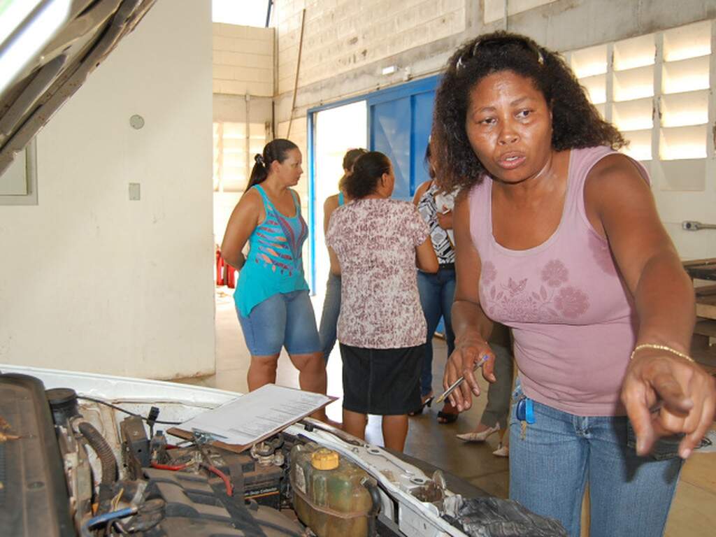Troca de pneu à rebimboca da parafuseta, aula ensina mecânica básica às mulheres Capital