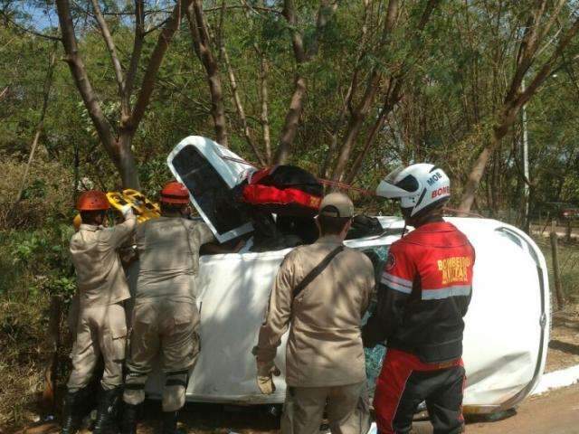 Mulher capota carro ap&oacute;s colis&atilde;o com prestador de servi&ccedil;os de telefonia