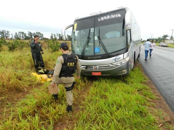 Motocicleta colide com &ocirc;nibus de viagem e duas pessoas ficam feridas