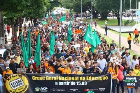 Manifestação fecha avenida Afonso Pena e deixa trânsito caótico