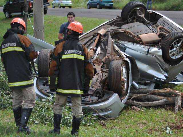  Homem fica gravemente ferido ap&oacute;s capotar carro na Gury Marques