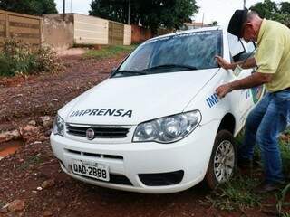 Carro da reportagem ficou encalhado na rua rua Santina Delfino Sanches. (Foto: Henrique Kawaminami)