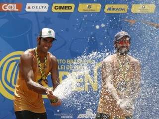 Pedro e Bruno durante comemoração da vitória na etapa Campo Grande de vôlei de praia (Foto: Vôlei Brasil)