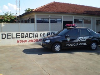 Motociclista dispara cinco tiros contra delegacia durante a noite