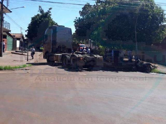 Adolescente morre em acidente envolvendo moto e carreta 
