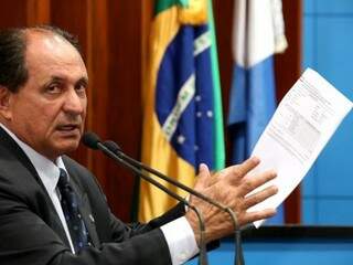 Deputado estadual Zé Teixeira na tribuna da Assembleia nesta terça-feira (23). (Foto: Roberto Higa e Victor Chileno/ALMS).