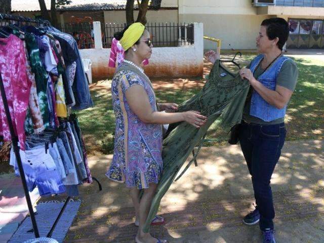 Feira de brech&oacute;s roda bairros e tem fila de espera de interessados em vender