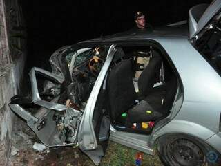 Situação em que ficou o carro da vítima após o acidente (Foto: Edição de Notícias)