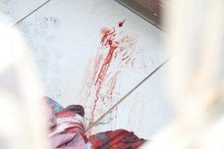 Detalhe do sangue da vítima no chão do imóvel (Foto: Fernando Antunes)