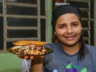Prato feito por Rubi, venezuelana que tenta recomeçar a vida em Campo Grande. (Foto: Kísie Ainoã). 