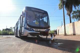 Ônibus se envolveu em acidente ao entrar na rua Canutama. (Foto: Marcos Ermínio)