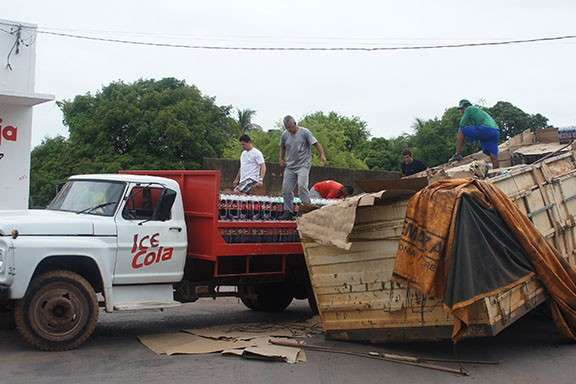 Carroceria de carreta se desprende e interrompe tr&aacute;fego em Corumb&aacute;
