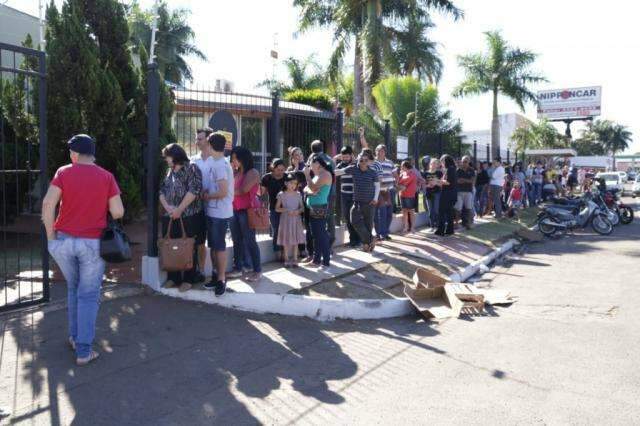 No meio da semana, bazar solid&aacute;rio gera fila de dobrar a esquina