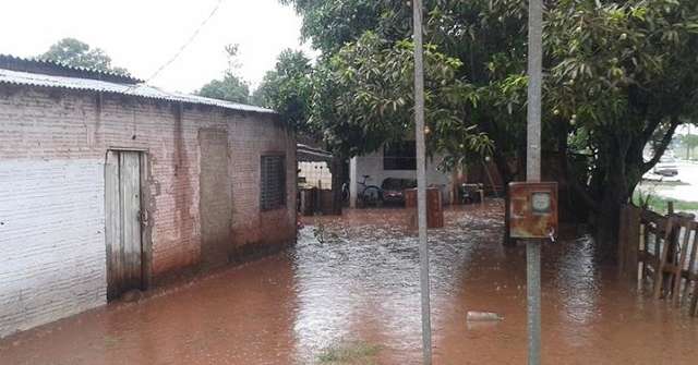 Chuva alaga ruas, invade casas e causa preju&iacute;zos a moradores e lojistas