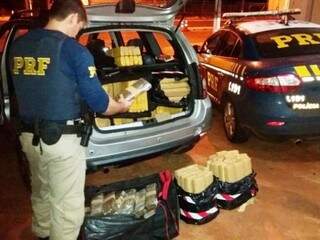 Viajando com filho de 2 anos, casal &eacute; preso com droga e muni&ccedil;&atilde;o na BR-463