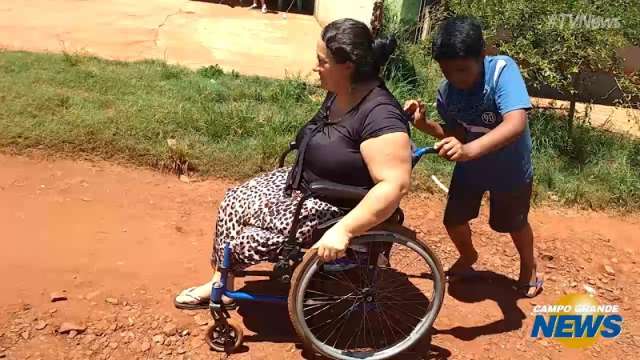 &ldquo;A gente tamb&eacute;m &eacute; ser humano&rdquo;, desabafa cadeirante que sofre em rua sem asfalto