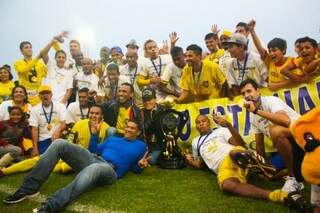 Jogadores do Cene comemoram título conquistado no final de semana no estádio Morenão (Foto: Marcos Ermínio)