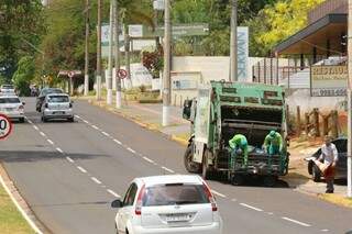 Caminhão da Solubr durante coleta de lixo na Capital (Foto: André Bittar)