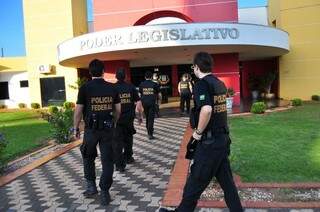 Policiais federais chegam à Câmara de Naviraí, no dia 8 de outubro; dos 13 vereadores, 5 estão presos e 3 foram afastados (Foto: Eliel Oliveira)