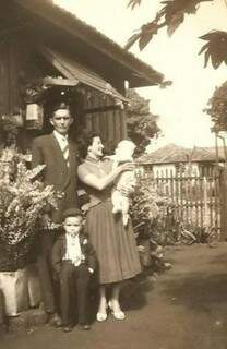 A família no início da vida na casinha de madeira onde começou bazar. 