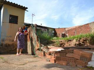 Na casa de Maria Elza, ela desistiu de levantar o muro que a chuva derruba (Foto: Minamar Junior)
