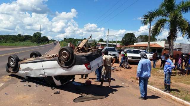 Quatro pessoas ficam feridas em capotagem de picape  na BR-163
