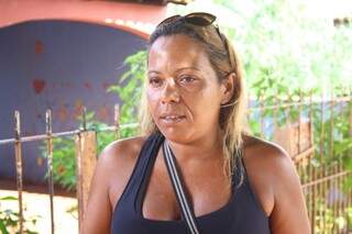 Renata comenta que a falta de manutenção prejudica os feirantes (Foto: Marcos Ermínio)
