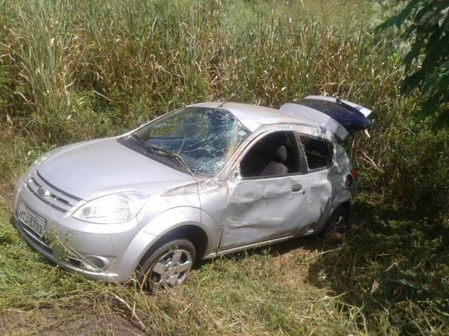 Motorista for&ccedil;a ultrapassagem e faz carro capotar na BR-163 em Coxim