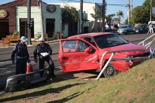 Após a batida, carro vermelho atingiu o corrimão da Orla Morena. (Foto: Marcos Ermínio) 