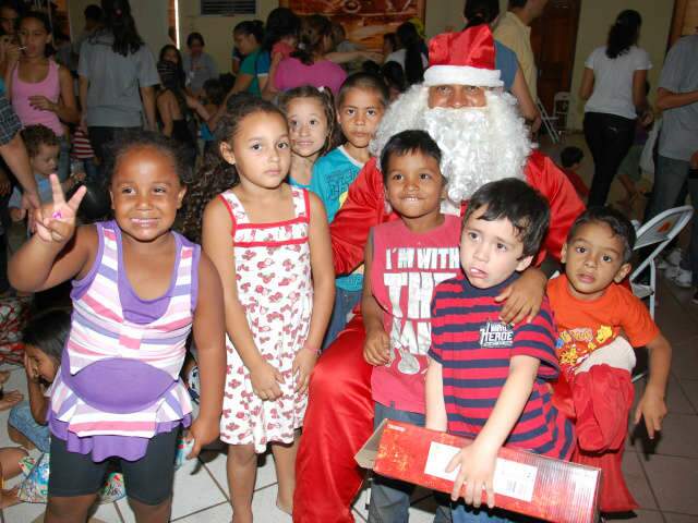  Papai Noel leva alegria para crian&ccedil;as carentes de creche no Aero Rancho 