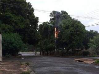 Poste pegou fogo no cruzamento das ruas Ibirapuã e Extremosa (Foto: Direto das Ruas)