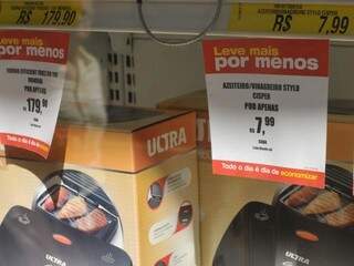 Em grandes lojas, é comum ver preços &quot;quebrados&quot;
 em vitrines. (Foto: Alcides Neto)