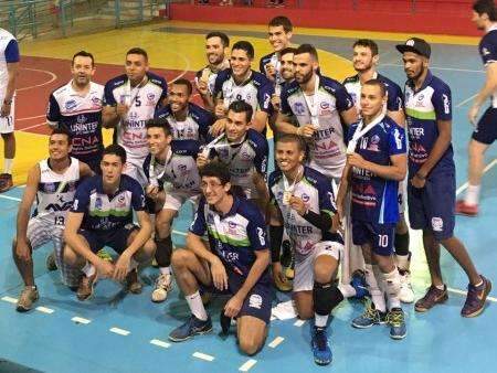 Atletas de time de v&ocirc;lei abrem m&atilde;o de sal&aacute;rio para continuar jogando