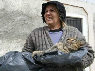 Moradora segura seu gato morto e denúncia envenenamento. (Fotos: Marcelo Victor)