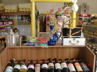 Entre os produtos apreendidos, vinhos e narguile. (Foto: Divulgação)