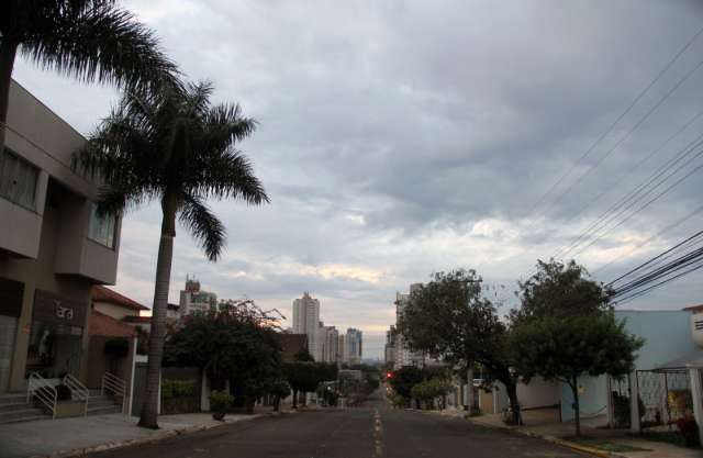 Ter&ccedil;a-feira com c&eacute;u fechado e previs&atilde;o &eacute; de tempo nublado com pancadas de chuva 