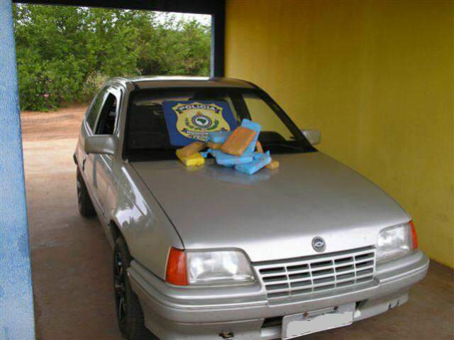  Pol&iacute;cia apreende ve&iacute;culo carregado com coca&iacute;na na BR-262, em &Aacute;gua Clara 