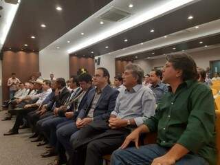 Autoridades participaram da cerimônia de posse de Caravina (à direita) para o novo mandato na Assomasul. (Foto: Humberto Marques)