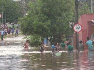 Cheia do Imbirussu desalojou moradores ontem na Vila Popular. (Foto: Daniel Machado)